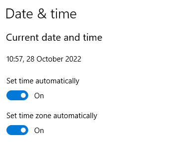 Menú Fecha y hora de Windows con las opciones Establecer la hora automáticamente y Establecer la zona horaria automáticamente seleccionadas