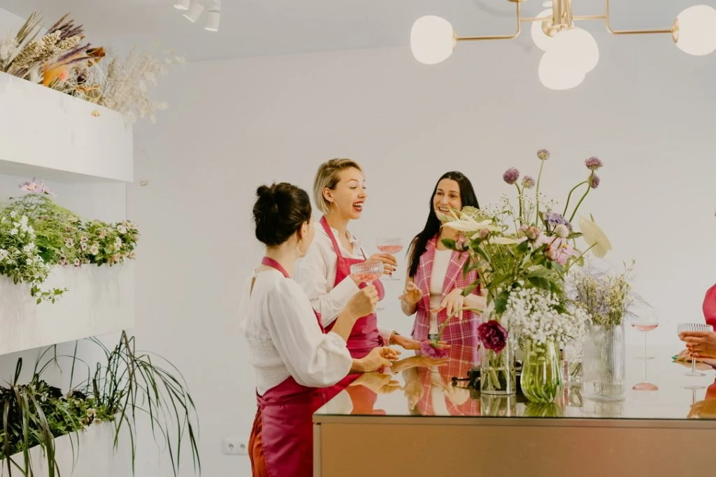 Mujeres en una floristería hablando