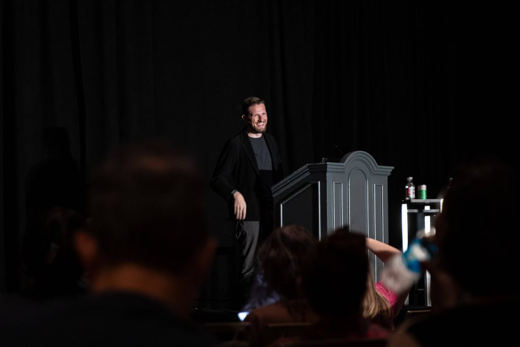 El cofundador y director ejecutivo de WordPress, Matt Mullenweg, pronuncia un discurso de clausura en el escenario de WordCamp US 2023