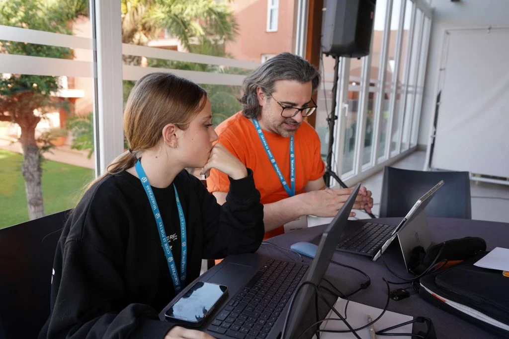 خاویر در WordCamp Chiclana 2024 Contributor Day، دانش خود را با یکی از همکاران وردپرس به اشتراک می گذارد