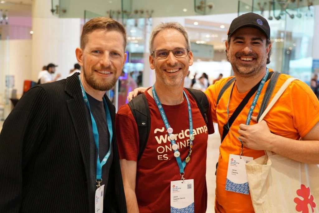 خاویر در WordCamp Europe 2023 همراه با همکار اسپانیایی وردپرس Jesus Yesares و بنیانگذار وردپرس Matt Mullenweg