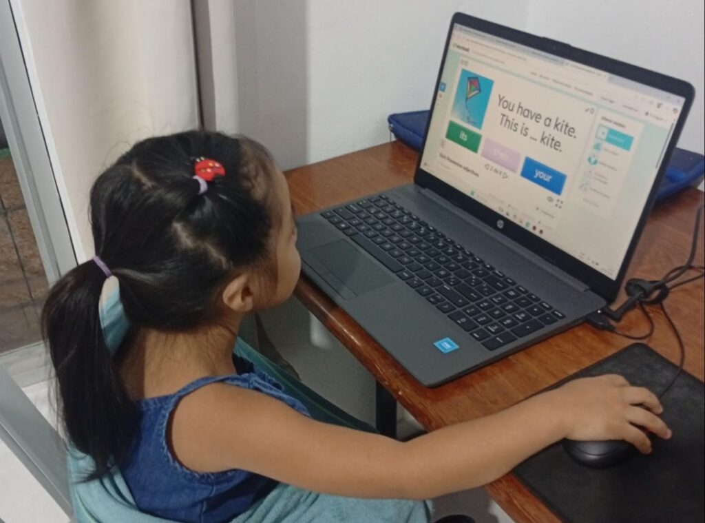 Student learning English at Aguila Hikari