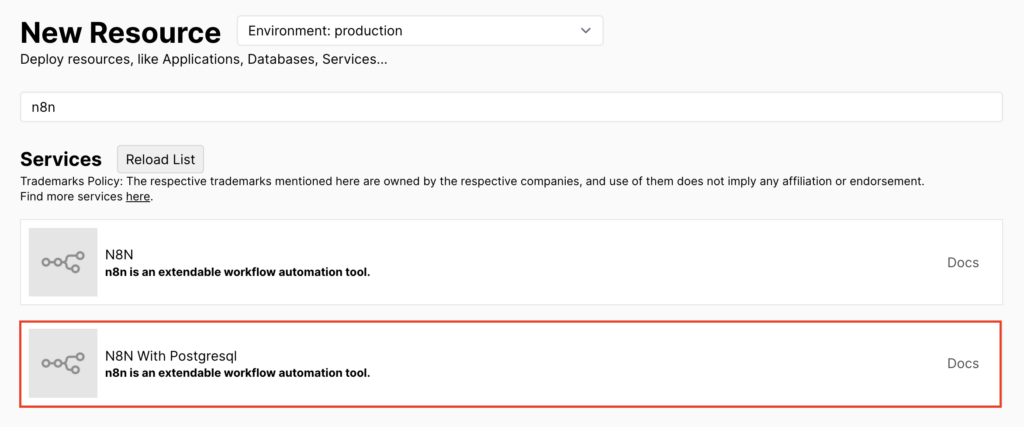 O servi&ccedil;o N8N com PostgreSQL na p&aacute;gina de novos recursos da Coolify.
