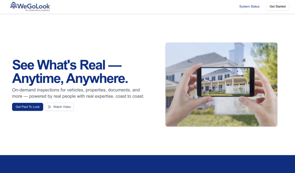 A p&aacute;gina inicial da WeGoLook apresenta uma pessoa segurando um smartphone enquanto tira uma foto de uma casa moderna, demonstrando os servi&ccedil;os de inspe&ccedil;&atilde;o sob demanda da WeGoLook.