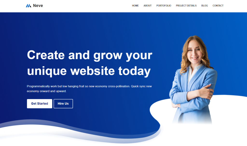 Um site profissional exibindo uma mulher de blazer azul-claro, de braços cruzados, promovendo serviços de web design em um fundo azul.