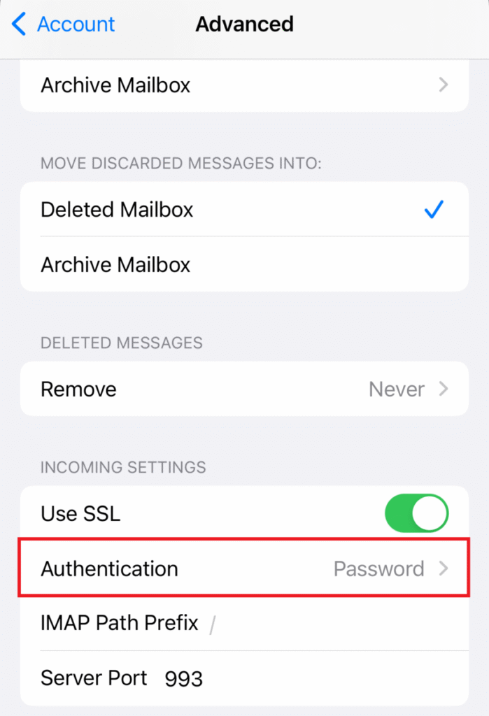 Das Menü „Erweitert“ auf der Seite „E-Mail-Einstellungen“ mit Hervorhebung der Authentifizierungsmethode