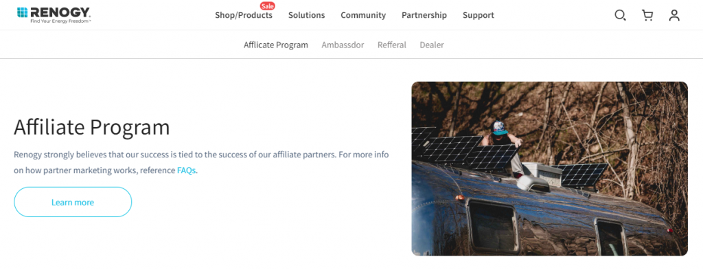 Der Abschnitt zum Affiliate-Programm auf der Partnerseite der Renogy-Website mit einem Foto eines Mannes, der Solarmodule installiert.