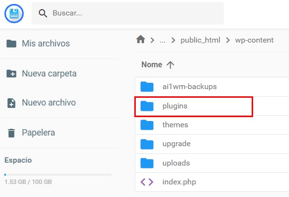 El Administrador de archivos mostrando la carpeta plugins dentro de wp-content