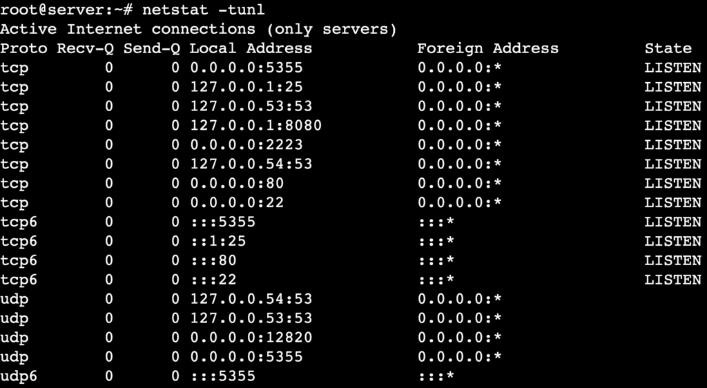 Cuando ejecutas el comando netstat -tunl, su salida muestra todos los puertos TCP y UDP en escucha con direcciones numéricas.
