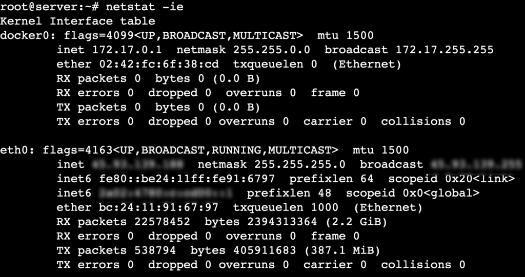 El comando netstat -ie muestra las interfaces de red y sus estadísticas.