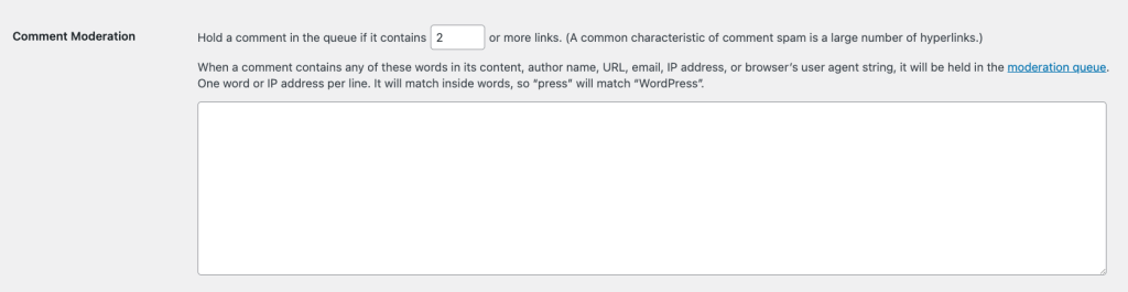 Paramètres de commentaires WordPress où l’utilisateur peut définir le nombre de liens et de mots-clés déclenchant une modération manuelle