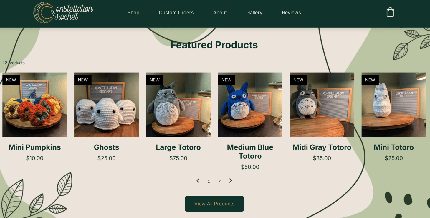 Page des produits de Constellation Crochet pr&eacute;sentant six peluches au crochet, dont des mini-citrouilles, des fant&ocirc;mes et des personnages de Totoro de diff&eacute;rentes tailles.