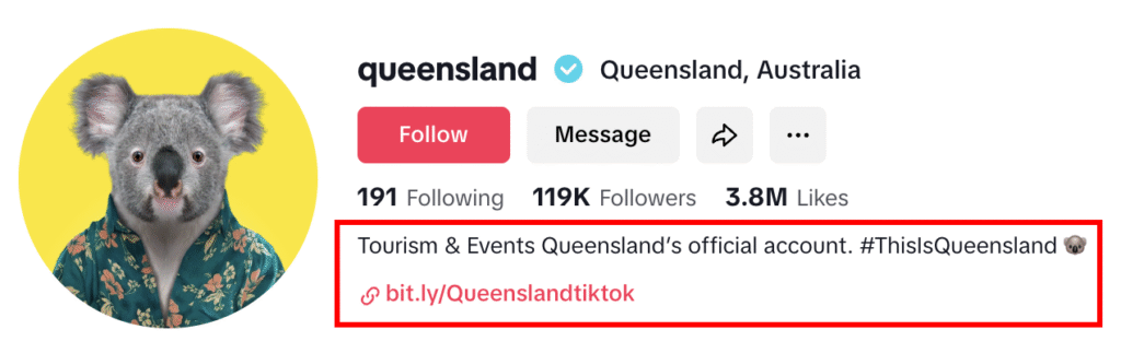 Profil TikTok Tourism and Events Queensland yang menampilkan link di bio mereka.