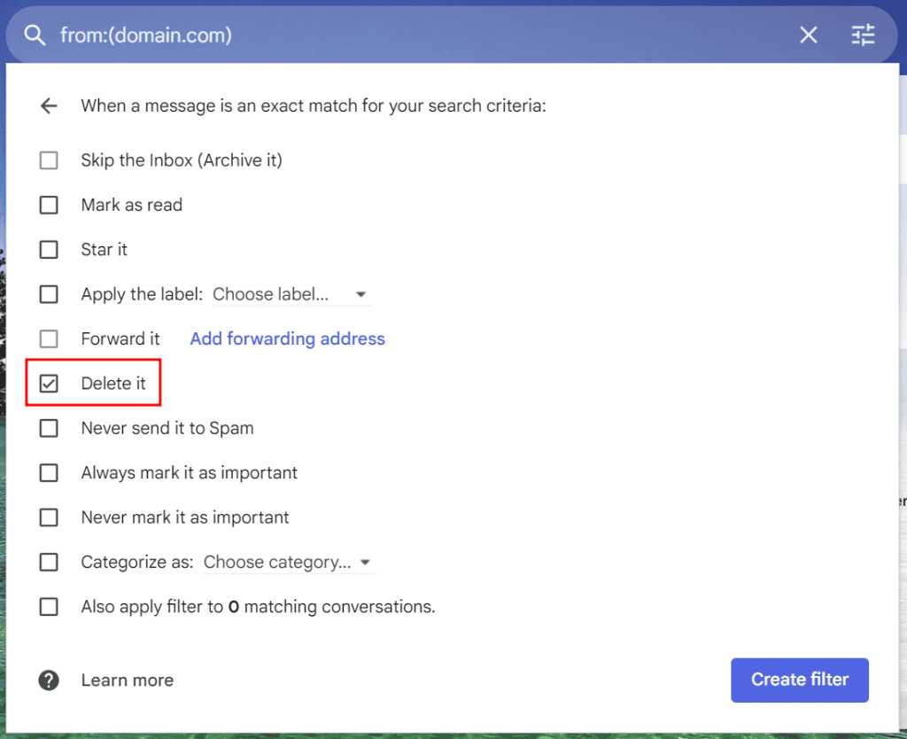 Finestra di configurazione del filtro Gmail, che evidenzia l'opzione per eliminare le e-mail da un dominio specifico.