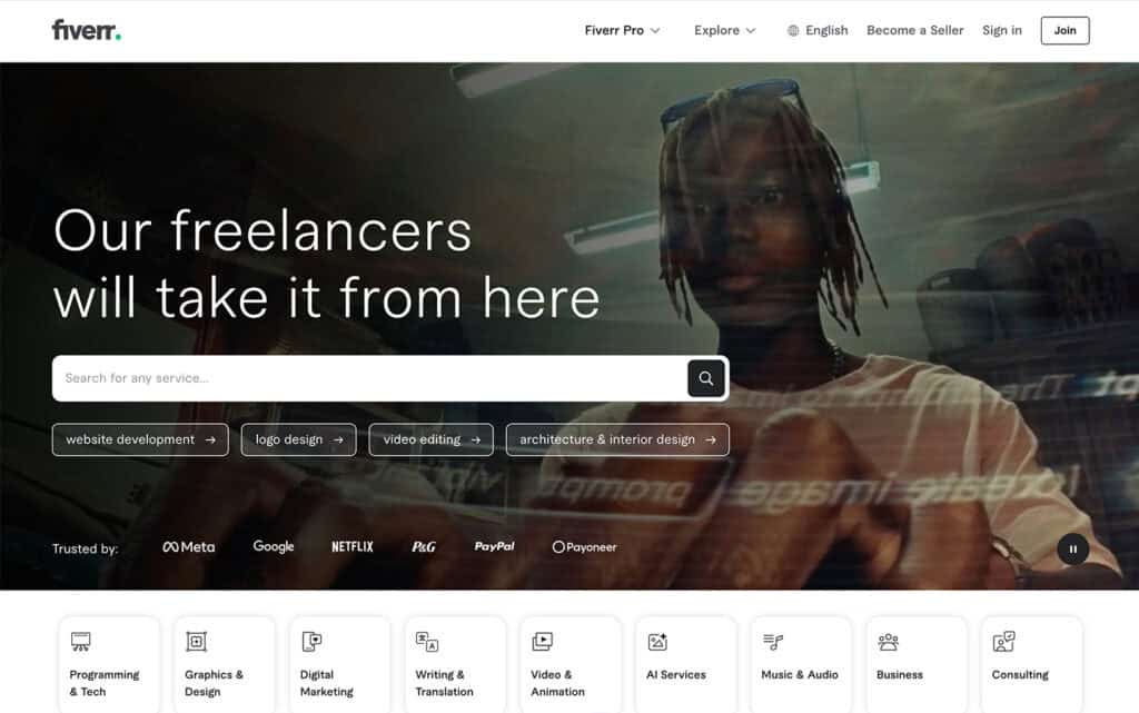 Homepage di Fiverr con servizi freelance per categorie come design, scrittura e montaggio video