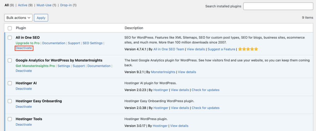 Ga in het WordPress admin naar Plug-ins → Geïnstalleerde plug-ins.
Klik bij de eerste plug-in op Deactiveren.