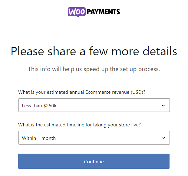 Kreator konfiguracji WooPayments wyświetlający formularz do wprowadzenia prognozowanego rocznego dochodu i harmonogramu uruchomienia sklepu