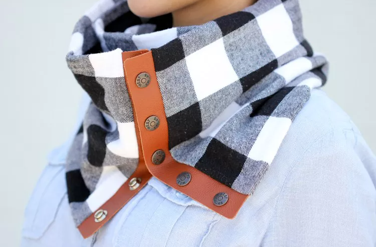 Picture of a neck scarf.