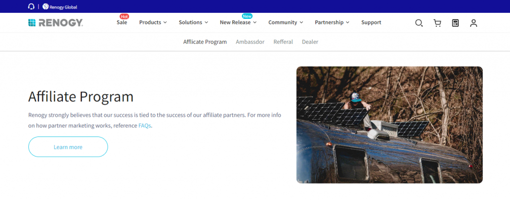 Trang Chương trình liên kết trên trang web của Renogy có ảnh một người đàn ông đang lắp đặt các tấm pin mặt trời.
